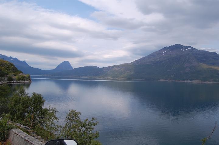 Sulla strada Tromso - Svolvaer (Lofoten)7.JPG - AI PIEDI DELLA RUPE